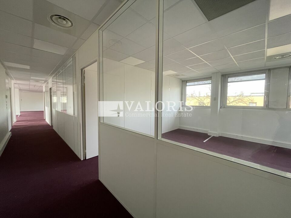 Valoris Real Estate vous propose 383 m² de bureaux divisibles à partir 128 m² à louer, situés sur la commune de Bron, au cœur du parc tertiaire Saint-Exupéry. A proximité immédiate de l'A43.