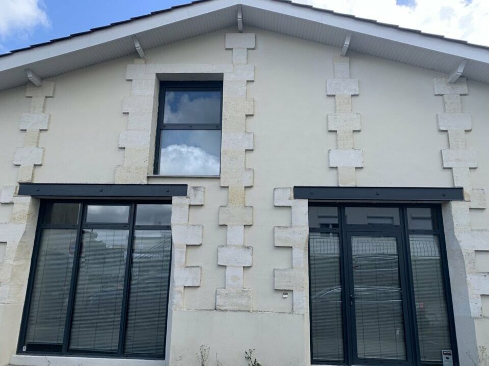Bâtiment indépendant à vendre, bureaux dans le centre du Taillan-Médoc