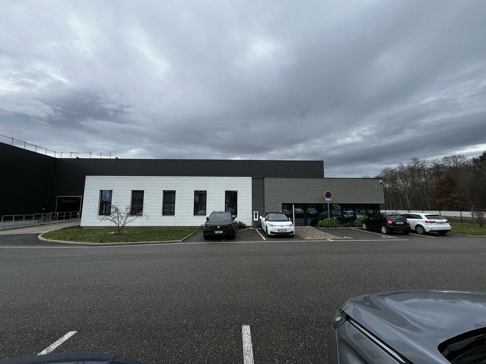 Arthur Loyd Alsace vous propose à la location un site industriel ou un local d'activité/stockage d'environ 2141 m2 sur un terrain de 5100 m2. 
