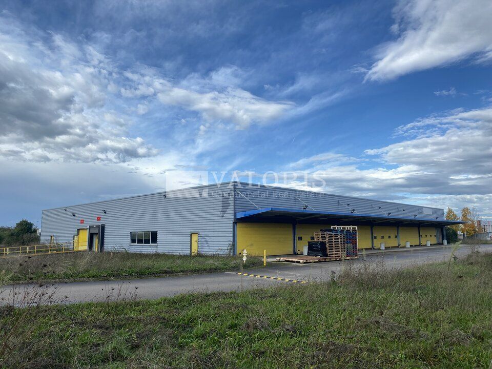 Valoris Real Estate vous propose à la location un site type messagerie. Situé sur un terrain indépendant, ce bâtiment offre une excellente accessibilité et des équipements modernes.