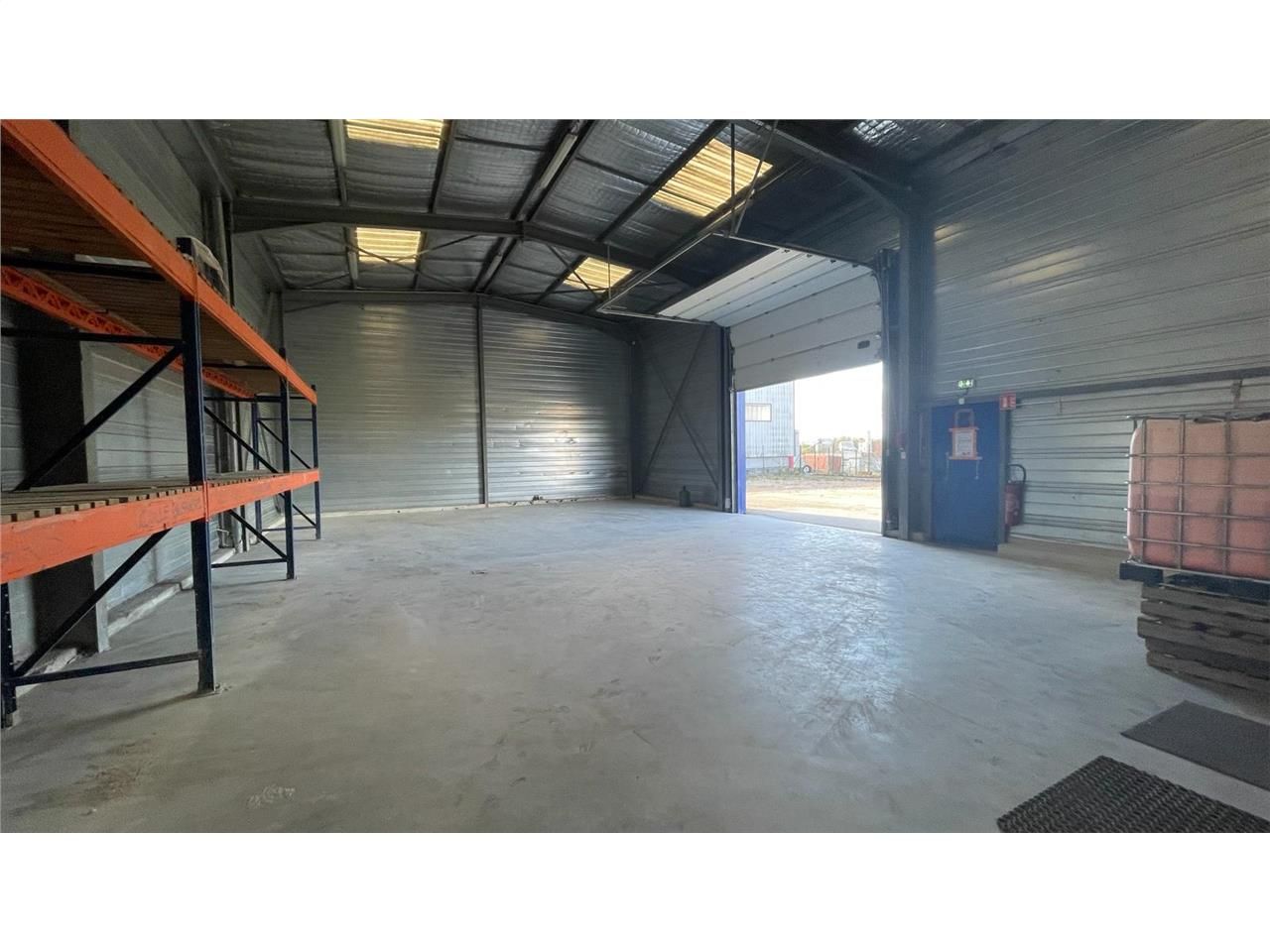 Location entrepots 330 m² non divisibles