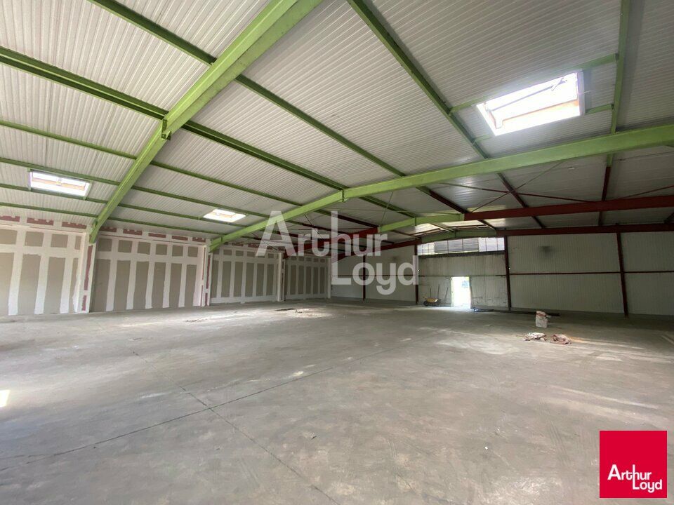 A VENDRE LOCAL D'ACTIVITE AVEC VISIBILITE SUR AXE PASSANT