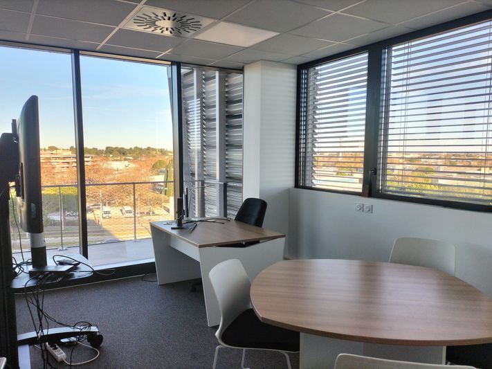 Bureaux aménagés et cloisonnés, à louer, dans un immeuble de haut standing 