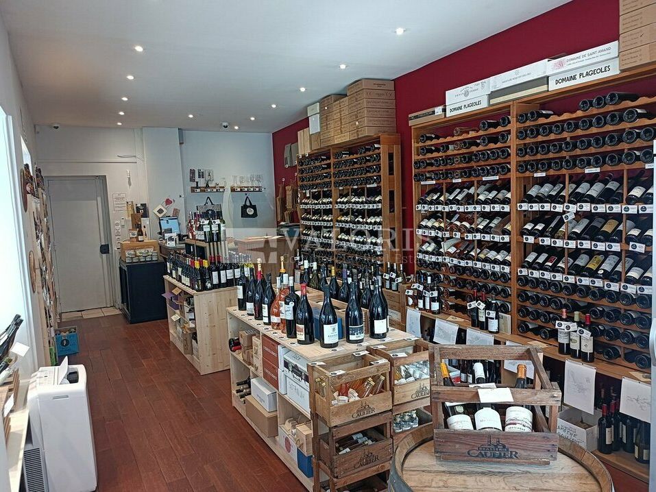 Valoris Real Estate vous propose une opportunité rare sur le centre ville, à deux pas du parking république, en location pure. Le local commercial est idéalement situé sur la rue Childebert, et permet d'exploiter facilement l'espace.