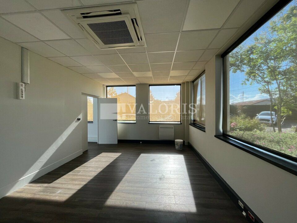 Valoris Real Estate vous propose ces bureaux en très bon état à louer, situés à Corbas. Avec une superficie de 255 m² répartis sur RDC et R+1, ces locaux climatisés et cloisonnés offrent un cadre de travail confortable et agréable. 