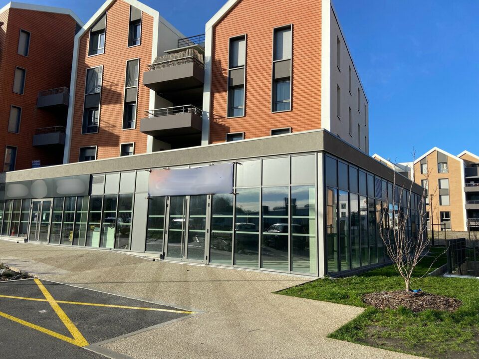 BRUGES TERREFORT LOCAL COMMERCIAL NEUF A LOUER