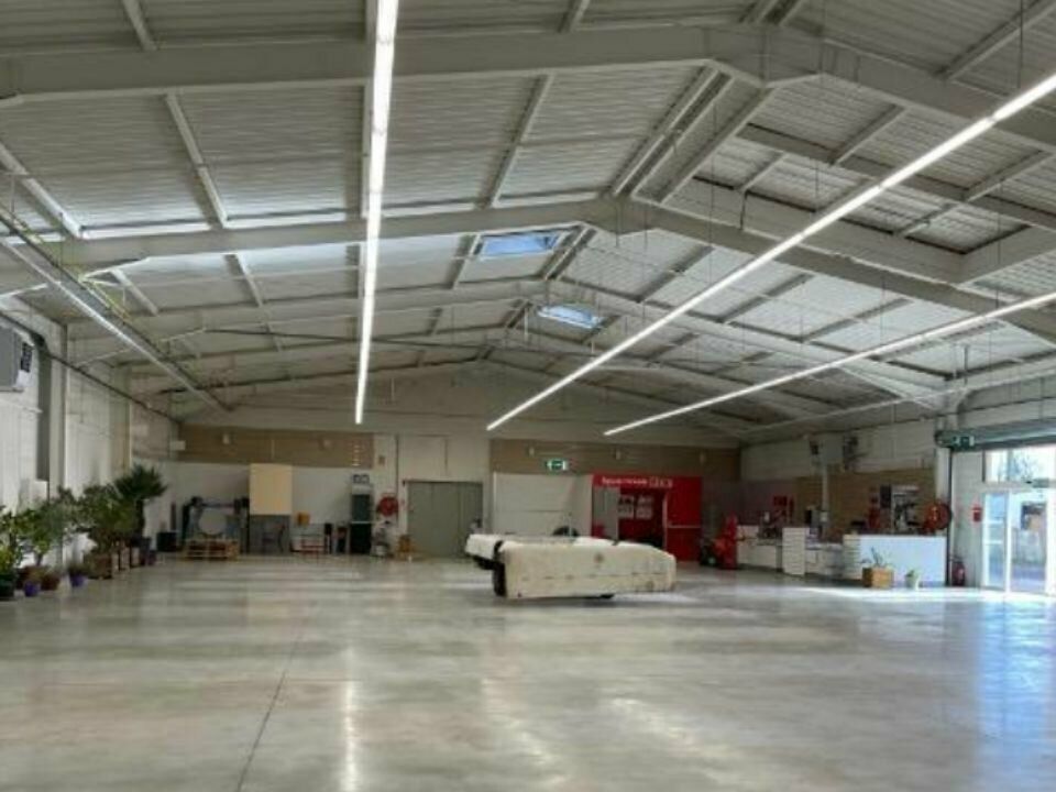 Location local d''activites 740 m² non divisibles