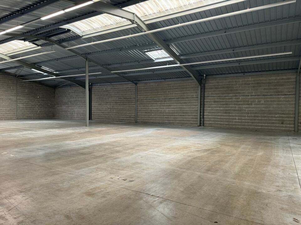 NOTRE DAME D'OE LOCAL D'ACTIVITE A LOUER A VENDRE 1320 M² 