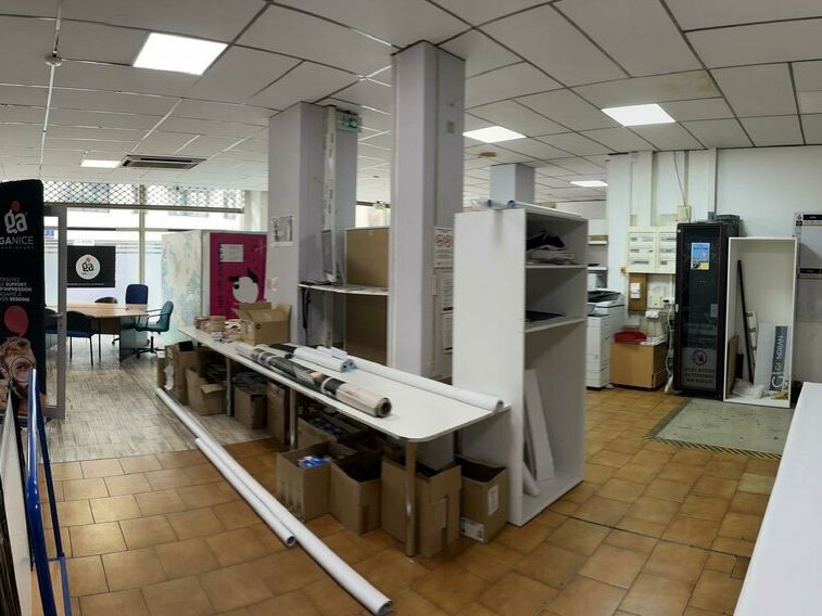 A VENDRE - LOCAUX COMMERCIAUX + STOCKAGE - PARKINGS EN SOUS-SOL - ENVIRON 1 800 M2 