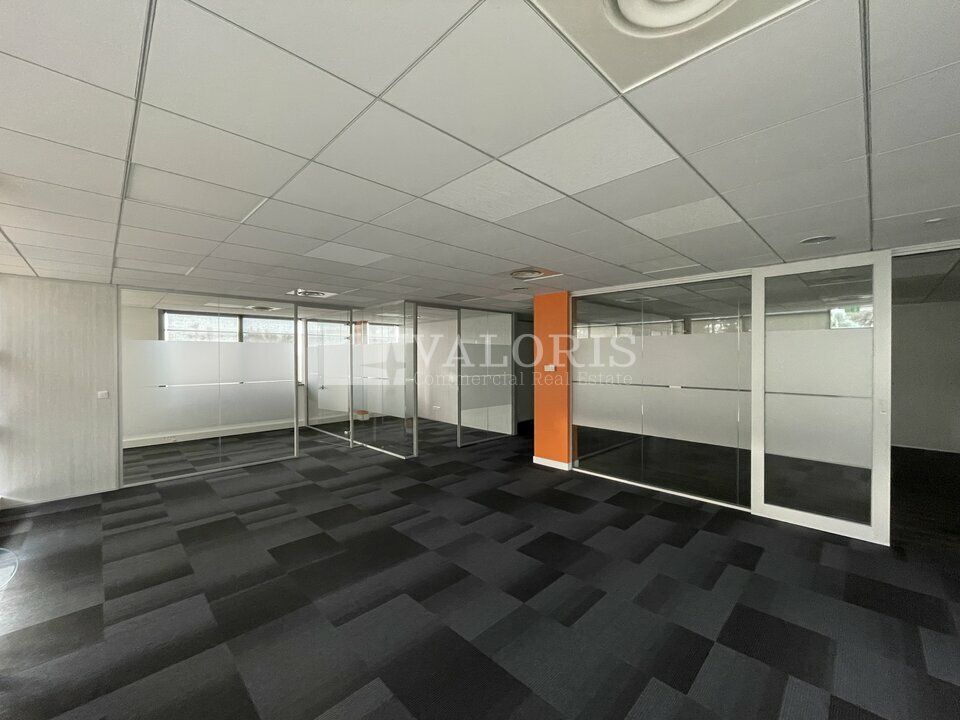 Valoris Real Estate vous propose, à la location, des bureaux cloisonnés et équipés. Des places de stationnement complètent ce bien.