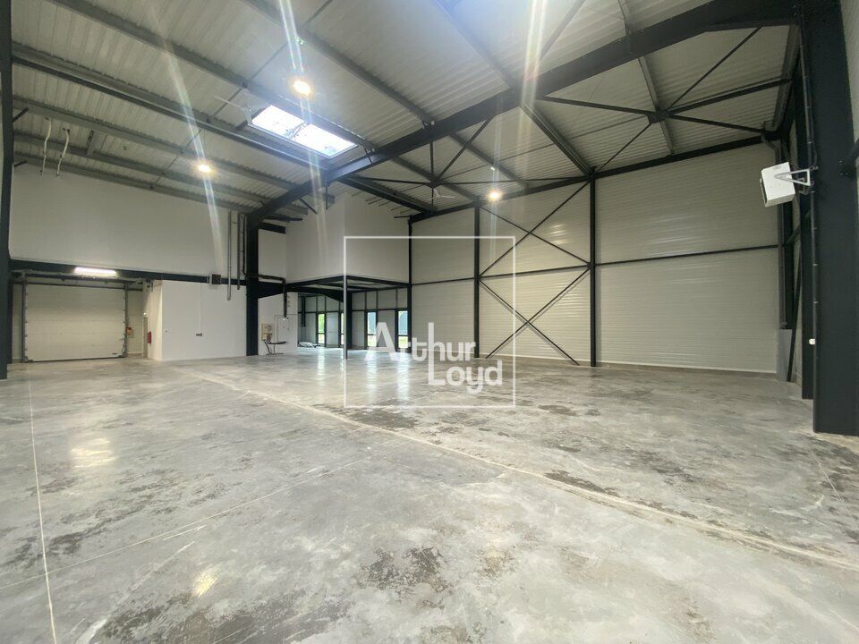 Location local d''activites 993 m² divisibles à partir de 331 m²