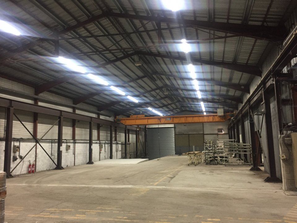 Montélimar  - A louer entrepôt à louer avec deux ponts roulants