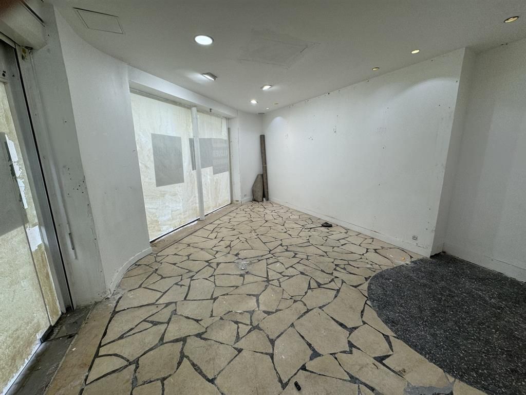 Location local commercial 91 m² non divisibles