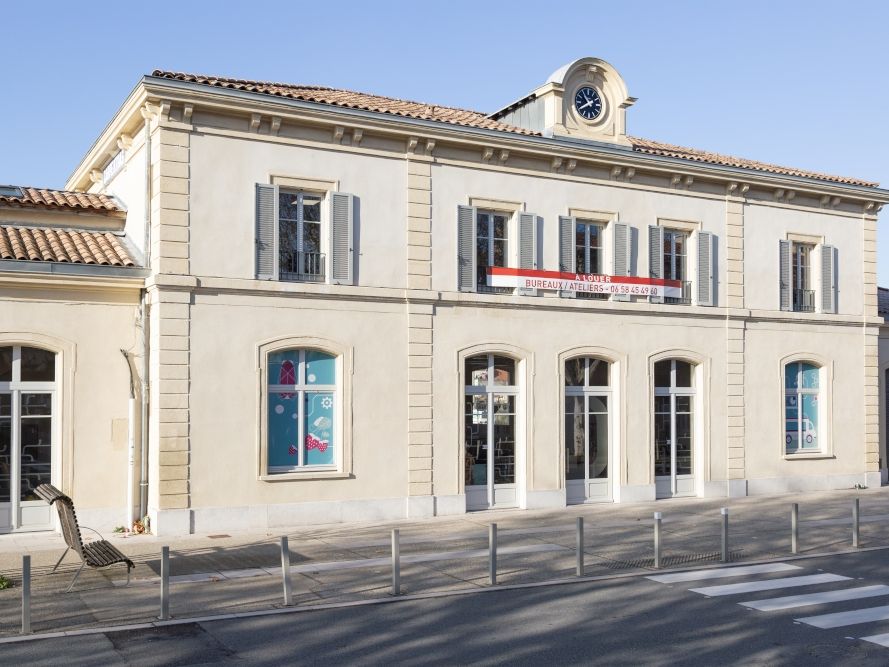 Location centre d'affaires 100 m² non divisibles