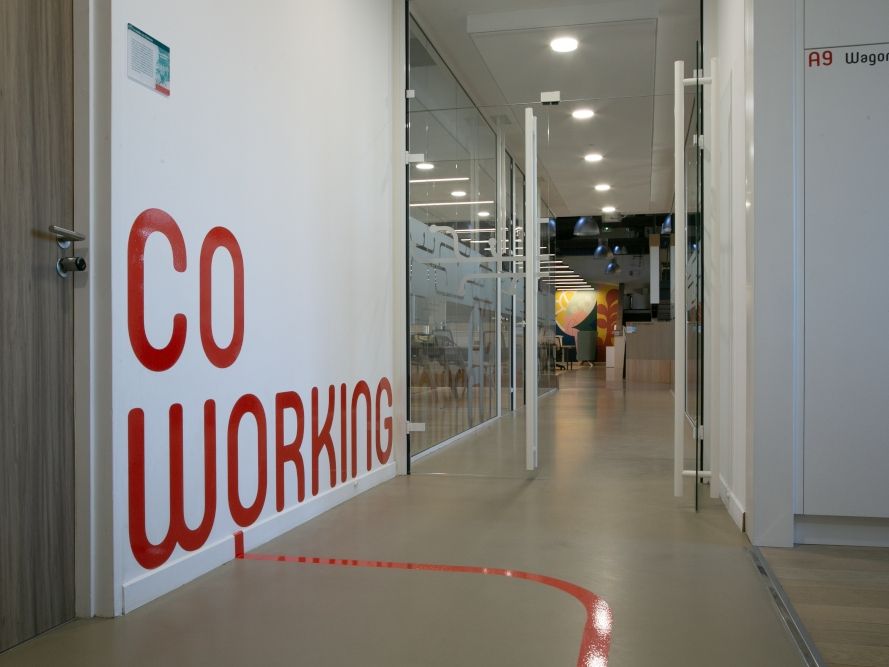 Location centre d'affaires 100 m² non divisibles