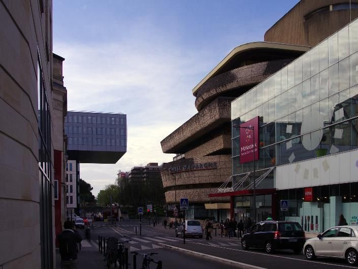 Dans un immeuble emblématique du Quartier Mériadeck bénénéficiant d'une architecture représentative des années 1970