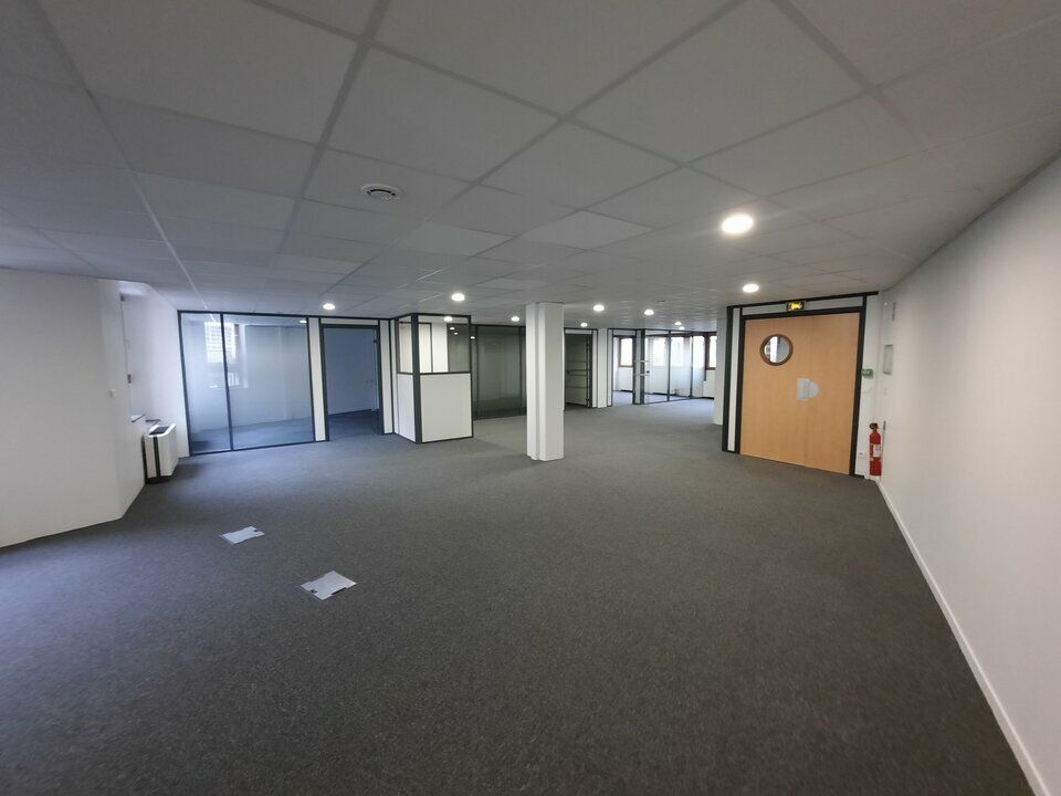 BUREAUX + PARKINGS EN CŒUR DE VILLE HISTORIQUE. 