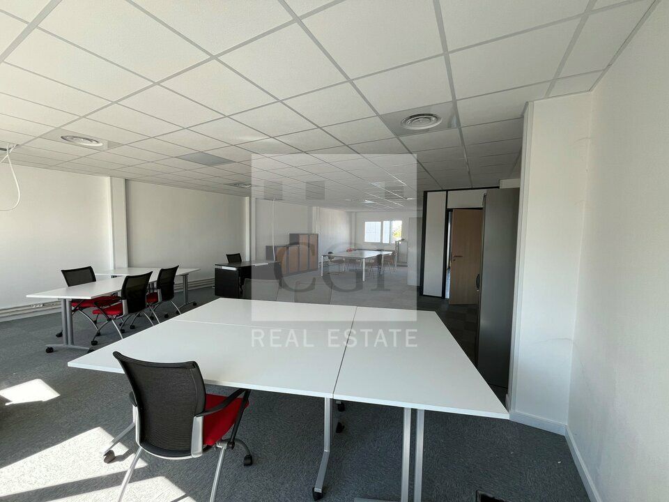 À Louer : Bureaux en Rez-de-Chaussée à Décines-Charpieu