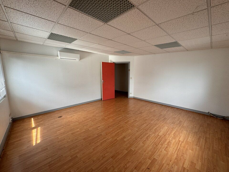 TOURS EST - MONTLOUIS CONNEUIL - A LOUER - BUREAUX 135 M² - PARKING FACILE