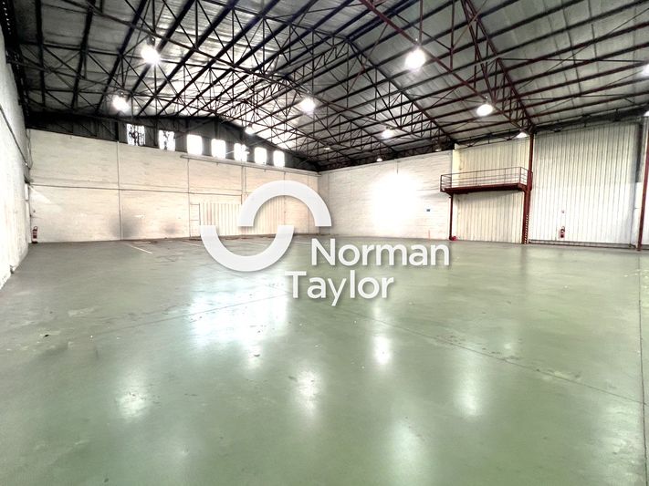 Location local d''activites 2240 m² divisibles à partir de 1100 m²