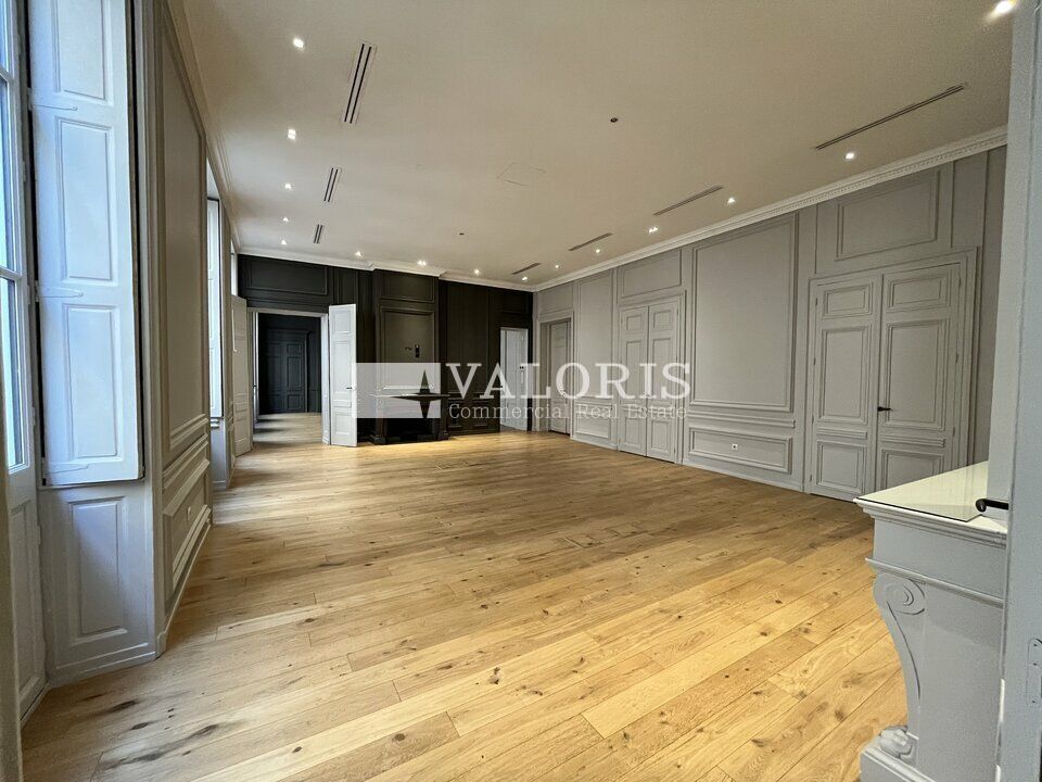 Valoris Real Estate vous propose à la location un plateau de bureaux clés en main de 155 m² en R+1, idéalement situé à Lyon 1er, à deux pas de la station de métro Croix-Paquet. Visite virtuelle disponible !