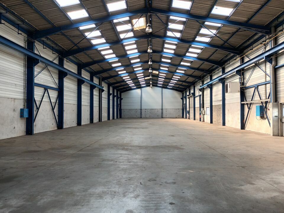 RARE sur le marché - Locaux d'activités et bureaux proche zone commerciale