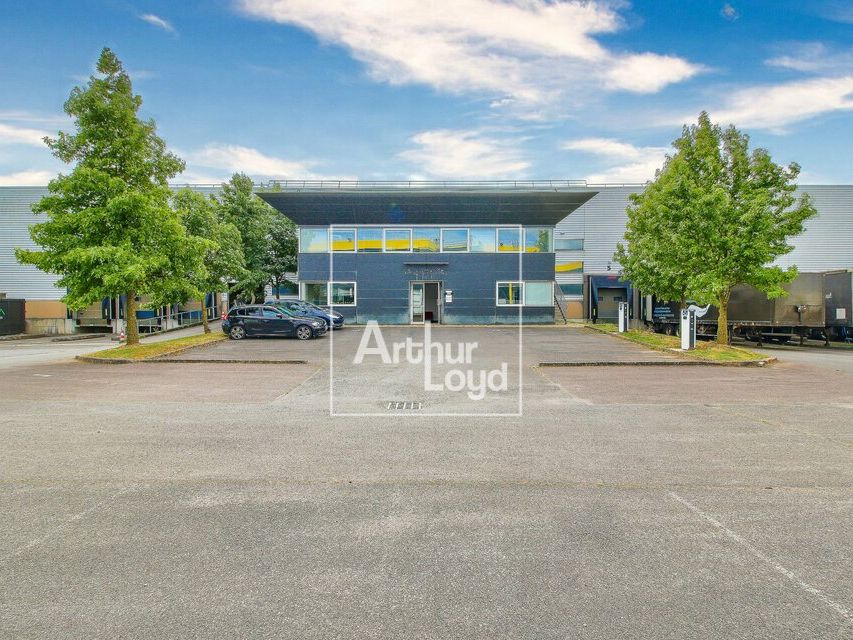 Location local d''activites 6734 m² non divisibles