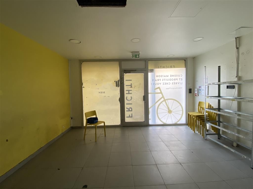 Location local commercial 210 m² non divisibles