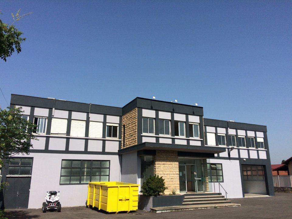 Nous vous proposons un bâtiment industriel de 2300 m² sur un terrain indépendant de 3016 m² à la vente, murs occupés, en plein cœur de la zone industrielle de Décines-Charpieu. Opportunité d'investissement rare, à visiter rapidement. 