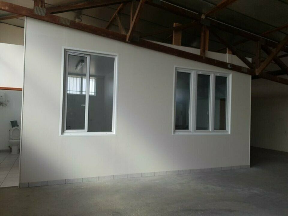 Location local d''activites 300 m² non divisibles