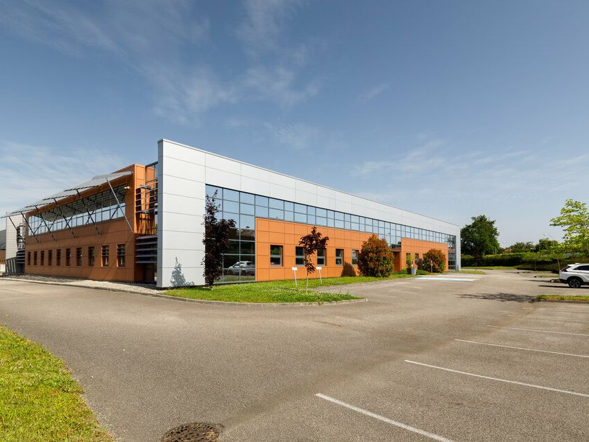 Location local d''activites 9623 m² non divisibles