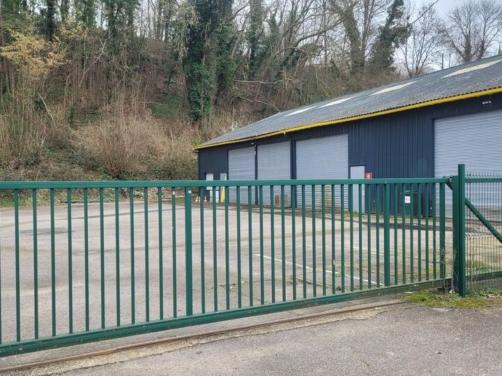 Location local d''activites 440 m² non divisibles