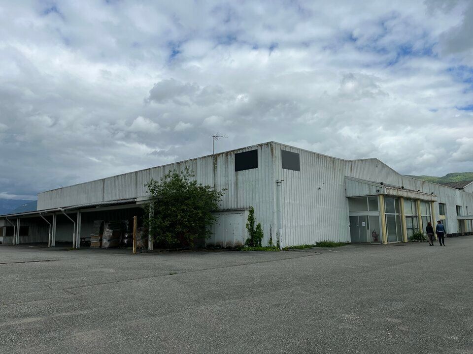 Vente local d''activites 2700 m² non divisibles