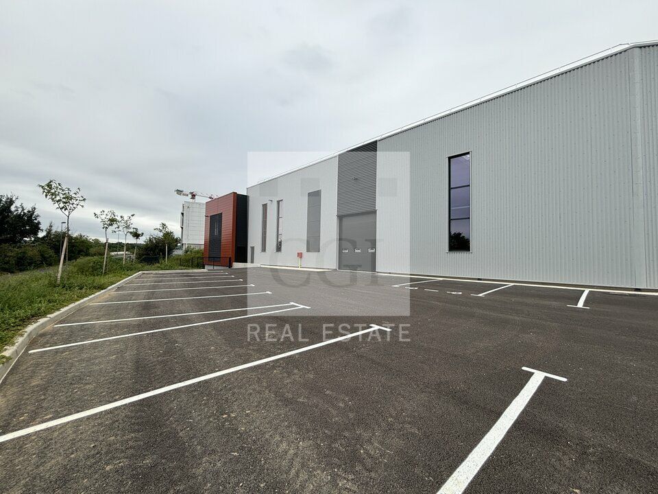 Location local d''activites 677 m² non divisibles