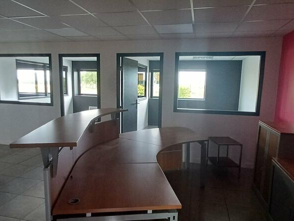 Très belle visibilité commerciale sur axe très passant en entrée de ville.