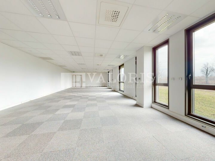 Valoris Real Estate vous propose à la vente, des bureaux au sein d'un immeuble tertiaire bien entretenu à proximité immédiate du Parc Technologique de Saint-Priest, du parc de Parilly, et des accès autoroutiers. 