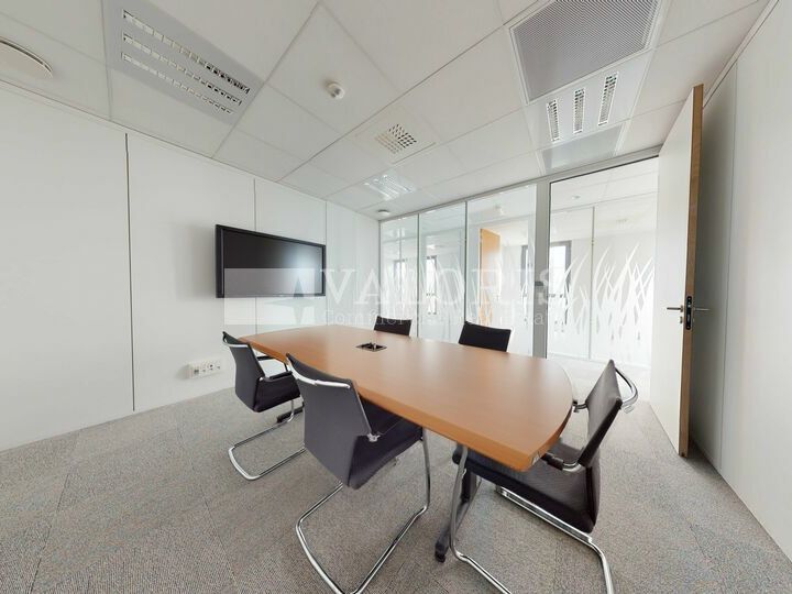 Immeuble de bureaux indépendant de bon standing composé de 1 653 m² de bureaux à la vente Bureaux cloisonnés et câblés, à proximité du Parc Technologique de Saint-Priest et des accès autoroutiers.