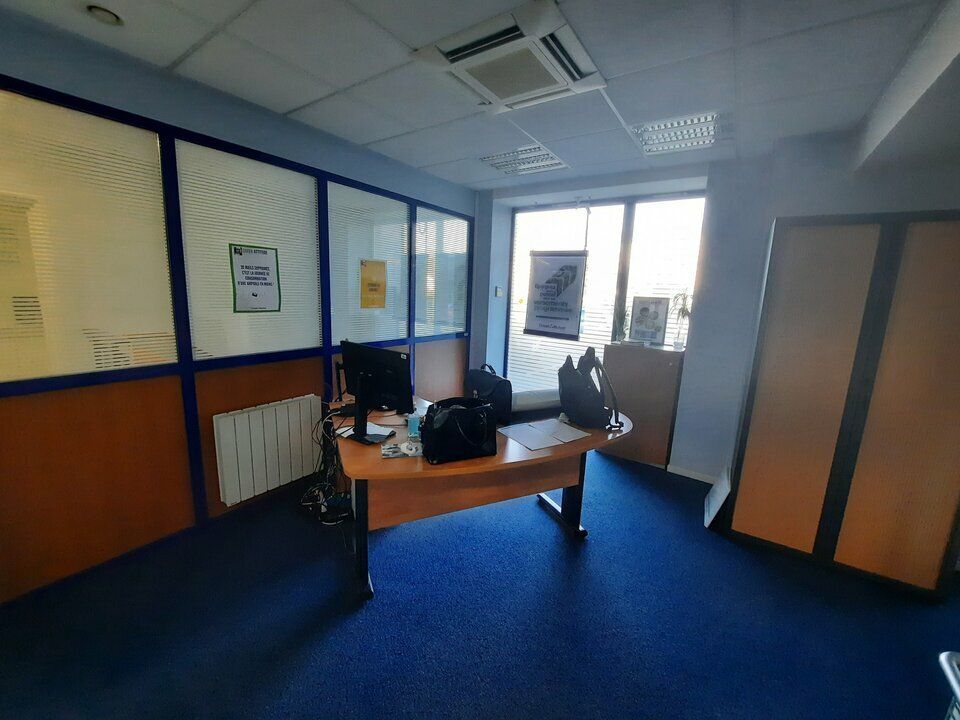 Axe passant - nombreux parkings.