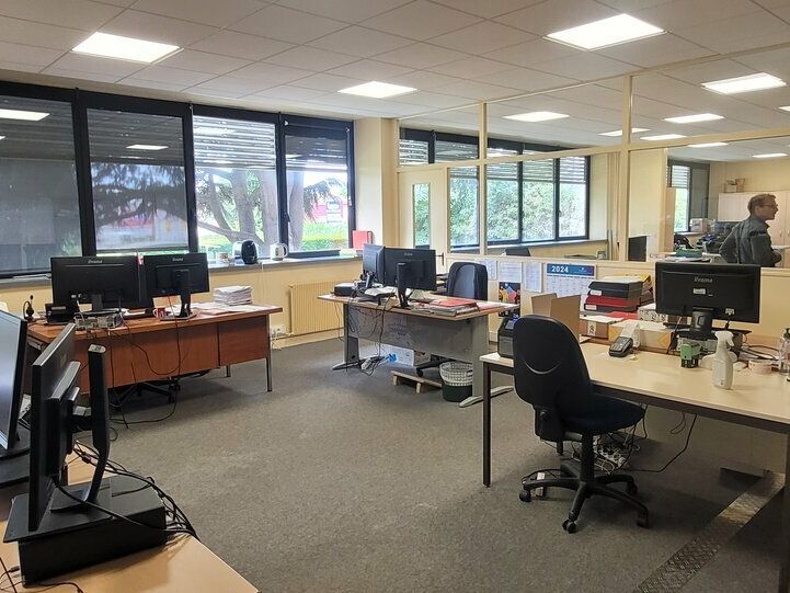 Superbe ensemble industriel sur un très bon emplacement en bordure du boulevard industriel.