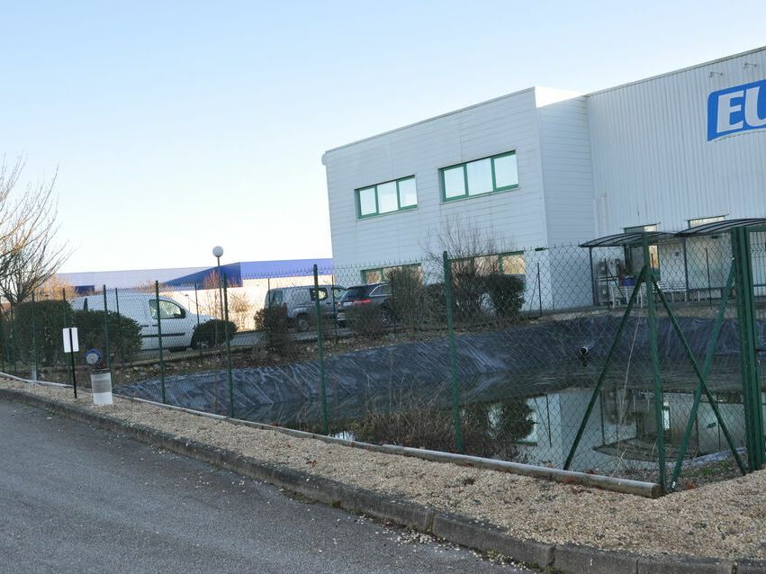 Plateforme logistique d'environ 5 340 m² sur un terrain d'environ 15 000 m²