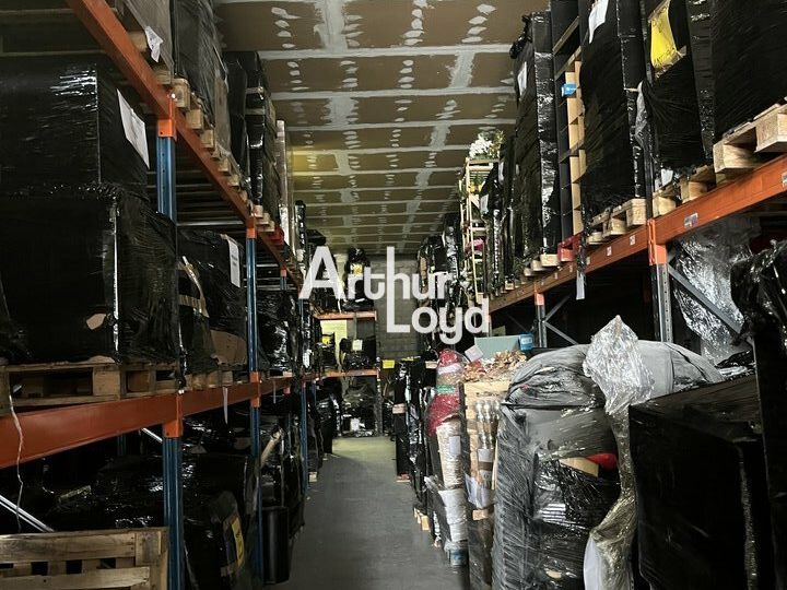 Location locaux mixtes 329 m² Vallauris - Environnement commercial et tertiaire