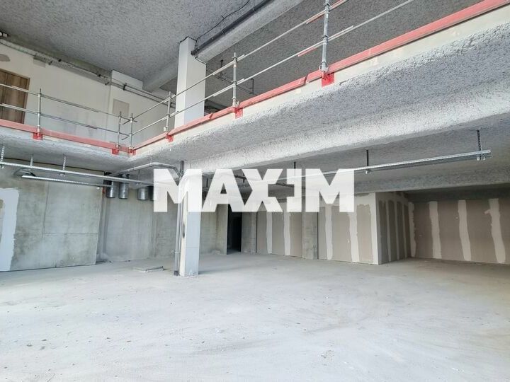 L'emplacement et l'attractivité liée à la concentration d'activités variées sont les principaux atouts de cette cellule commerciale