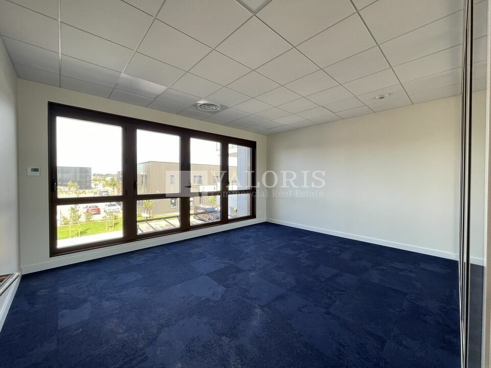 Bureaux neufs à l'acquisition livrés en plateau nu. Situé au sein du parc EVEREST à Genas, ces bureaux disposent de terrasses privatives et de nombreuses places de stationnements.