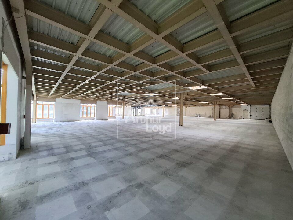 Location local d''activites 1055 m² non divisibles