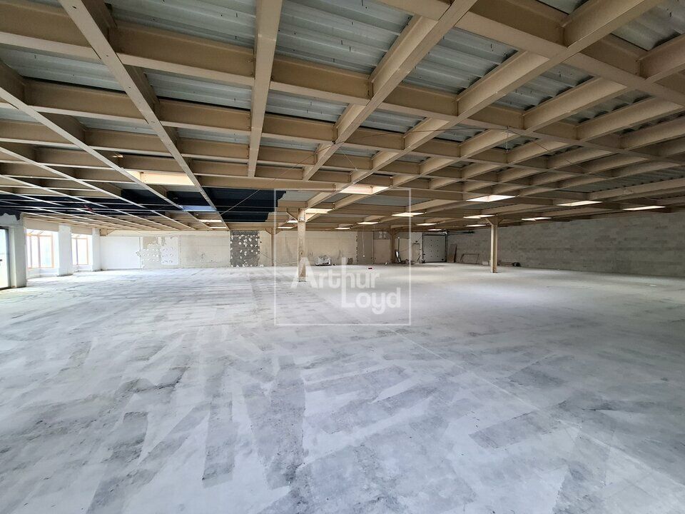 Locaux d'activité et bureaux plain-pied à louer 