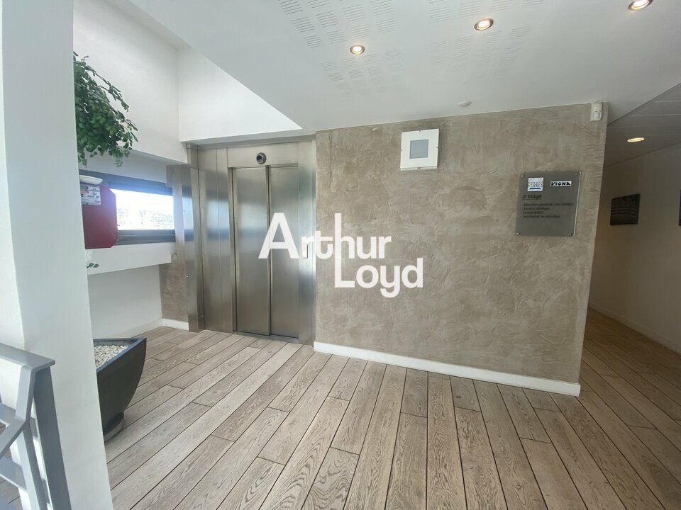 Fréjus - Bâtiment de 1410 m² à la location - Pôle Excellence Jean Louis