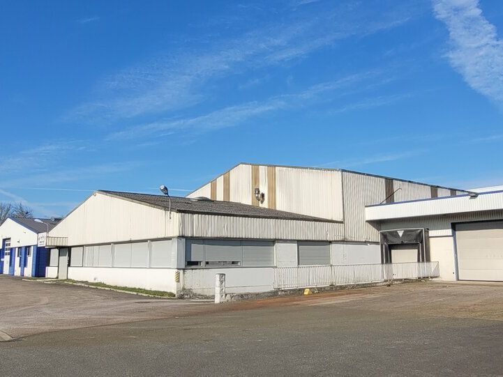 A LOUER LOCAUX DE PRODUCTION, DE STOCKAGE ET BUREAUX SITUES SUR UN AXE PASSANT PLATEAU NORD.