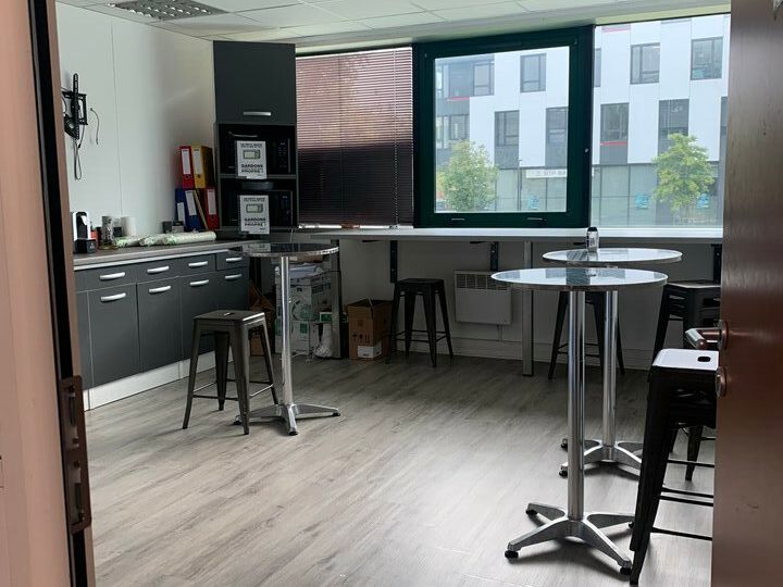 A Bruges, dans un ensemble tertiaire, nous vous proposons à la location, une surface de 220 m² de bureaux située au Rez-de-chaussée