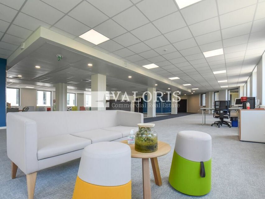 Bureaux à la louer au sein d'un immeuble entièrement réhabilité. Plateaux et parties communes rénovés. Dans un territoire vivant et inventif où chaque entreprise à sa place proche du parc de la Tête d'Or.