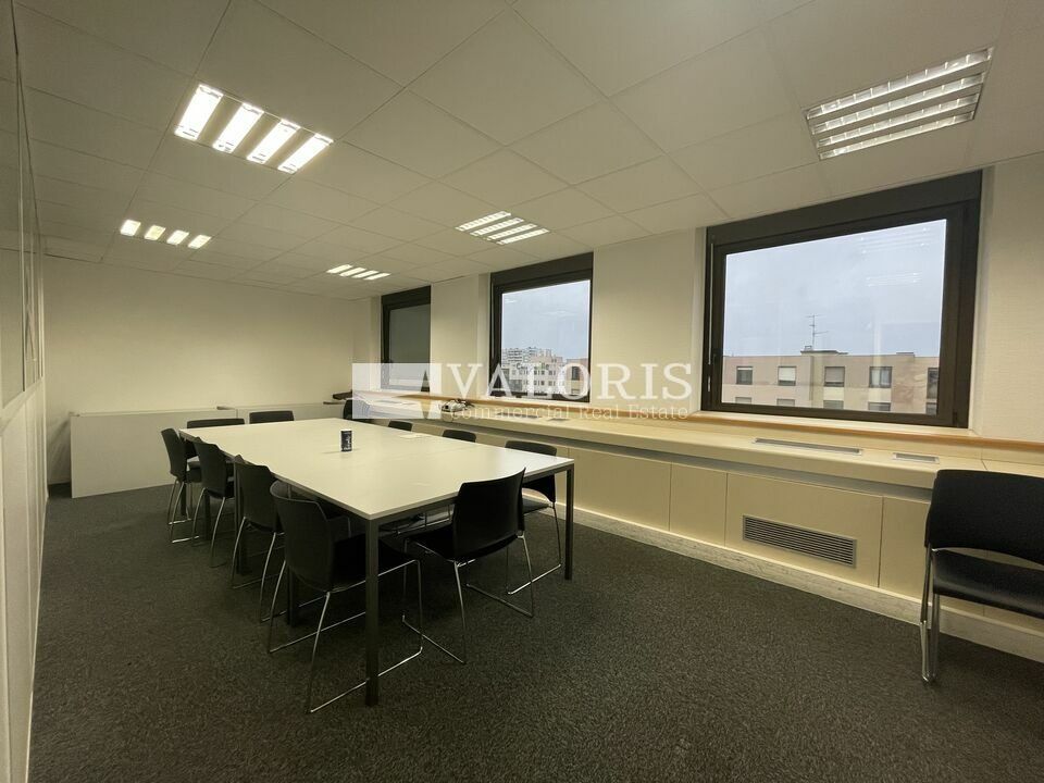 A louer bureaux rénovés ou en l'état à louer au coeur de la PART DIEU. Immeuble tertiaire bien identifiable sur la zone. Sanitaires privatifs sur chaque lot. Plateaux équipés de la climatisation réversible.